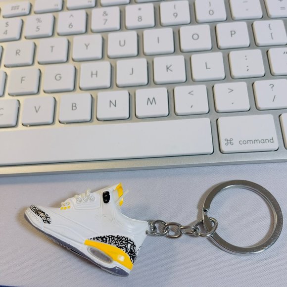 Mini 3D AIR JORDAN Retro 3 Sneaker Shoe Keychain White and Yellow - Picture 4 of 5